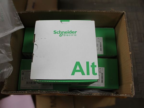 熱銷施耐德/Schneider ATV320U07M2C 變速驅(qū)動(dòng)器